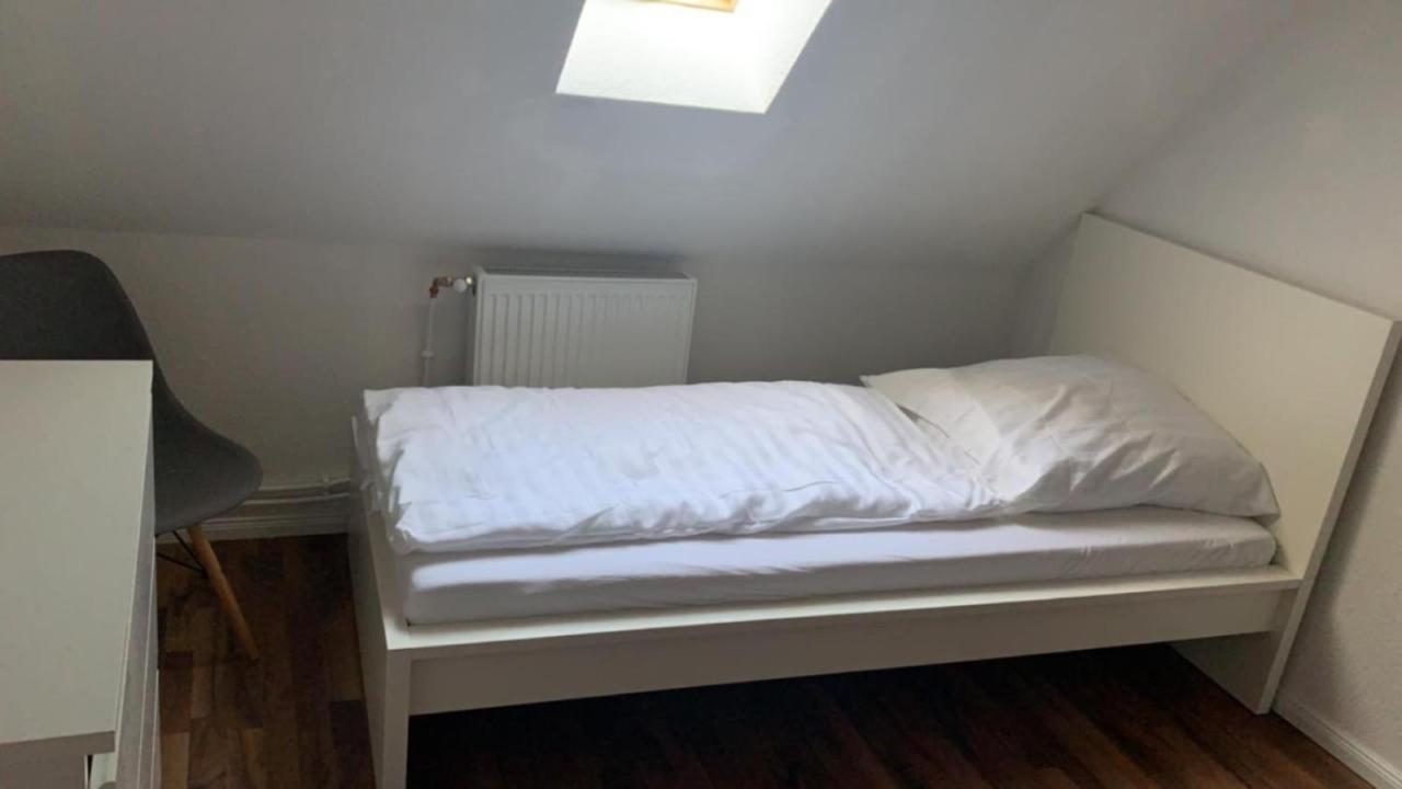 Zimmer In Wohnung Monteure Apartment Kueche Modern Enger Exterior foto